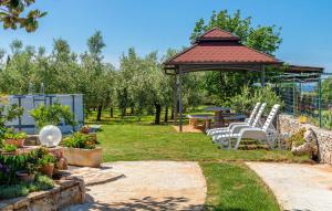 Vonkajšia záhrada v ubytovaní 2 Bedroom Amazing Home In Vodnjan