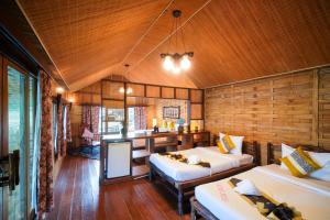 Habitación con 2 camas y mesa. en Nangyuan Island Dive Resort, en Ko Tao