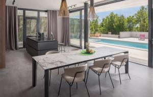 Πισίνα στο ή κοντά στο 3 Bedroom Awesome Home In Sterna