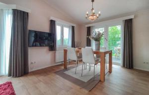 TV a/nebo společenská místnost v ubytování 1 Bedroom Amazing Home In Oosterwolde
