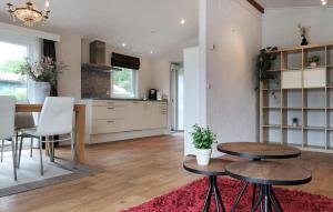 Kuchyň nebo kuchyňský kout v ubytování 1 Bedroom Amazing Home In Oosterwolde + 16 fotografií