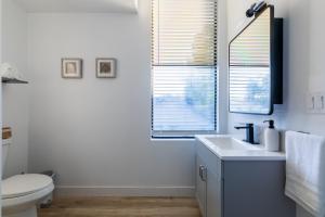 Ένα μπάνιο στο Quiet King bed Westward Room in heart of Pasadena +8 φωτογραφίες
