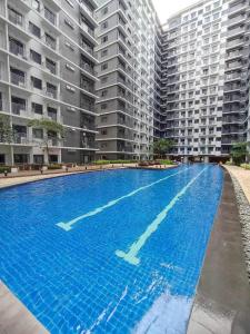 Fotografie z fotogalerie ubytování Shore 3 Residences Authentic Japanese-Style Bedroom with Pool View - MOA Complex v destinaci Manila