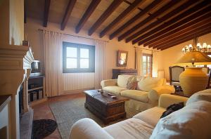 Гостиная зона в Country house in a peaceful rural setting for large groups