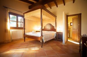 Кровать или кровати в номере Country house in a peaceful rural setting for large groups +27 фотографий