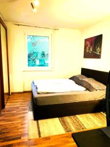 1 dormitorio con cama y ventana en University Messe Apartment en Graz