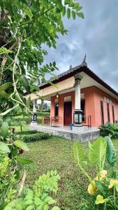 una pequeña casa con un gran patio delante en Papahan Bali en Sidemen