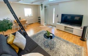 TV a/nebo společenská místnost v ubytování Stunning Home In Uddevalla With Kitchen