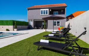 Kolam renang di atau dekat dengan Amazing Apartment In Tinj With Kitchen +25 gambar