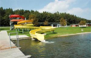 - un parc aquatique avec toboggan dans l'établissement Ferienhaus In Hannersdorf, à Hannersdorf