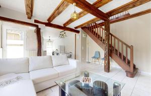 un salon avec un canapé blanc et une table dans l'établissement Cozy Home In Sartilly-Baie-Bocage, à Angey