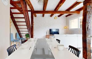 une salle à manger avec une longue table et des chaises dans l'établissement Cozy Home In Sartilly-Baie-Bocage, à Angey