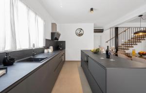eine große Küche mit einer großen Theke und einem Waschbecken in der Unterkunft Cozy Home In Dubrava Kod Sibenika in Dubrava