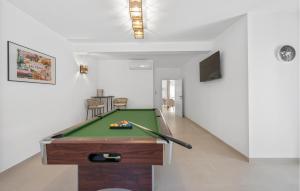 Zimmer mit einem Billardtisch mit Queue in der Unterkunft Cozy Home In Dubrava Kod Sibenika in Dubrava