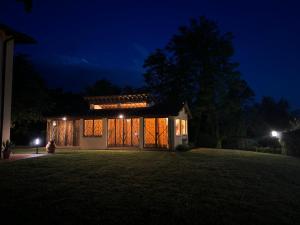 una casa con un patio iluminado por la noche en Villa Olea, en SantʼEllero