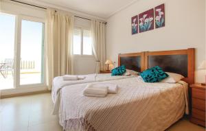 Un dormitorio con dos camas con almohadas azules. en Stunning Home In Roldán With Kitchen, en Roldán