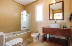 Un baño con lavabo, inodoro y espejo. en Stunning Home In Roldán With Kitchen, en Roldán
