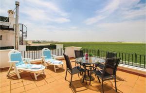 Un patio con sillas y una mesa en un balcón. en Stunning Home In Roldán With Kitchen, en Roldán