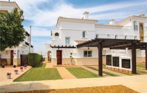 una gran casa blanca con césped delante en Stunning Home In Roldán With Kitchen, en Roldán 16 fotos más