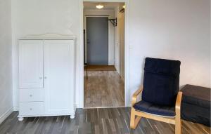 Odensviにある2 Bedroom Amazing Home In Odensviのベッドルーム(青い椅子、クローゼット付)