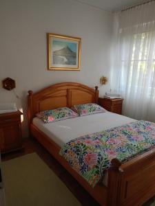 Un dormitorio con una cama y un cuadro en la pared. en Apartment "Relax" - Wilson's Promenade, en Sarajevo