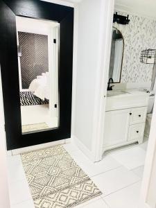 La salle de bains est pourvue d'un miroir et d'un lavabo. dans l'établissement A Mid Somerset Dream, à West Kelowna