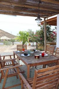 una mesa de madera y sillas en un patio en Cortijo El Pinar 1, en Níjar