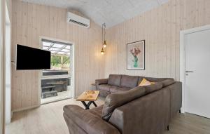 un soggiorno con divano e TV a schermo piatto di Beautiful Home In Hemmet With Wifi a Hemmet