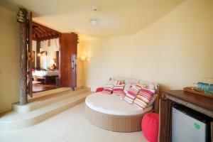 a living room with a round chair and a mirror at Nangyuan Island Dive Resort in Ko Tao