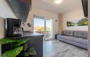 Ruang duduk di 1 Bedroom Awesome Apartment In Prizna
