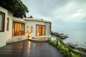 a house with a view of the ocean at Nangyuan Island Dive Resort in Ko Tao