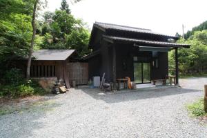 小国町にあるKominkaの前に砂利道がある小さな小屋
