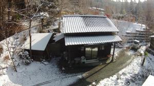 小国町にあるKominkaの線路の上にある雪に覆われた屋根の小さな家 +25枚の写真