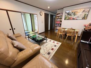 松島雅居 في طوكيو: غرفة معيشة مع أريكة وطاولة