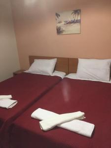 duas camas com toalhas brancas por cima em CLEOPATRAS HOYSE em Corfu Town