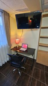 a desk with a laptop and a chair in a room at Casa Independiente cerca al Centro en Segundo Piso - Los Profesionales in Cusco