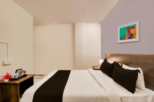 Tempat tidur dalam kamar di OYO Hotel R Square