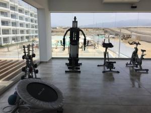 Fitness centrum a/nebo fitness zařízení v ubytování Departamentos en la mejor playa de Lima! 4to piso
