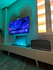 TV a/nebo společenská místnost v ubytování Ecochill Forest + 14 fotografií