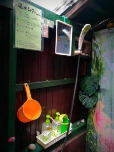 ein Spielzeugzimmer mit einem Waschbecken und einer Lampe in der Unterkunft Amami Guest House showa-so in Setouchi