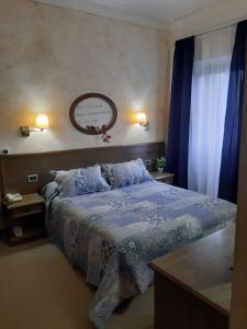 Un pat sau paturi într-o cameră la Hotel Borgo Antico
