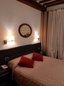Postel nebo postele na pokoji v ubytování Hotel Borgo Antico