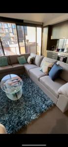 uma sala de estar com um sofá e uma mesa de centro em Modern Luxurious with private parking on premises and fast internet em Melbourne