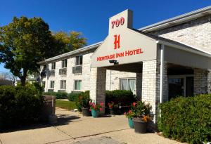 un edificio con un cartel que lee la posada de enfermería esperanza en Heritage Inn Hotel en Watertown