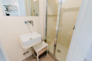 a bathroom with a sink and a shower at Forte 01 in Forte dei Marmi