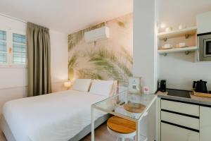 a small bedroom with a bed and a desk at Forte 01 in Forte dei Marmi