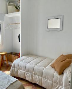 ein Schlafzimmer mit einem Bett und einer weißen Wand in der Unterkunft La Fantasía Benicarló Peñíscola in Benicarló