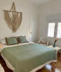 ein Schlafzimmer mit einem großen Bett und einer grünen Decke in der Unterkunft La Fantasía Benicarló Peñíscola in Benicarló