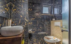 a bathroom with a sink and a toilet at Villa San Rocco Bed & Breakfast in Medulin