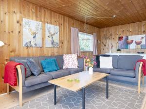 een woonkamer met een bank en een tafel bij 6 person holiday home in Fan in Fanø